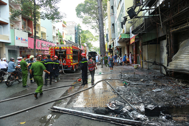Người phụ nữ mang thai mắc kẹt trong toà nhà bốc cháy dữ dội Nguoi phu nu mang thai mac ket trong toa nha boc chay du doi