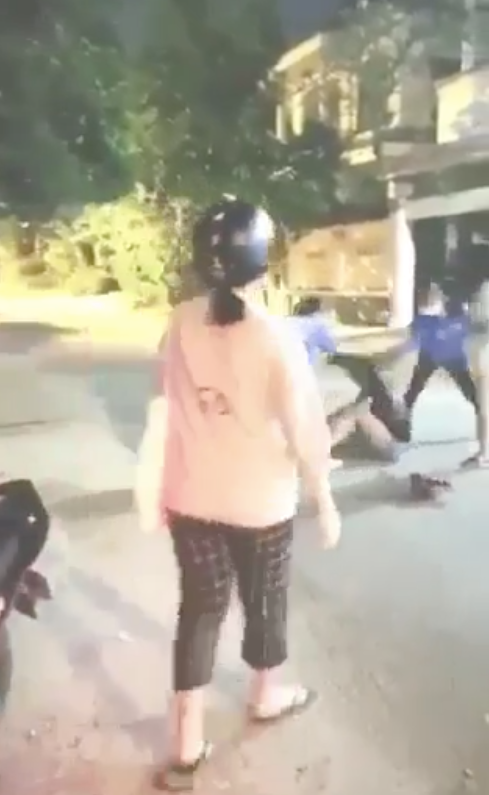 Nữ sinh ở Sài Gòn bị nhóm nữ đánh hội đồng kéo tụt áo trên đường - Hình 2 Nu sinh o Sai Gon bi nhom nu danh hoi dong keo tut ao tren duong-Hinh-2