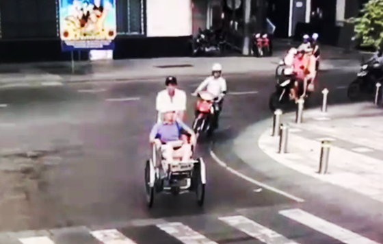 Hai người chạy xích lô 'chặt chém' khách ngoại quốc gần 2 triệu ở Sài Gòn - Hình 2 Hai nguoi chay xich lo 'chat chem' khach ngoai quoc gan 2 trieu o Sai Gon-Hinh-2