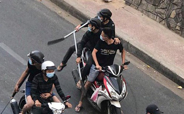 Nhóm đối tượng dùng mã tấu chém hai anh em ruột đứt gần lìa tay Nhom doi tuong dung ma tau chem hai anh em ruot dut gan lia tay