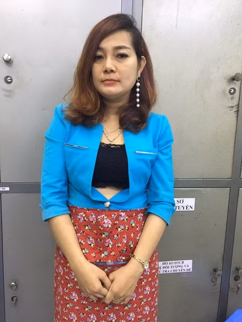 Loi khai cua nu quan ly quan karaoke moi gioi cho tiep vien ban dam o Sai Gon