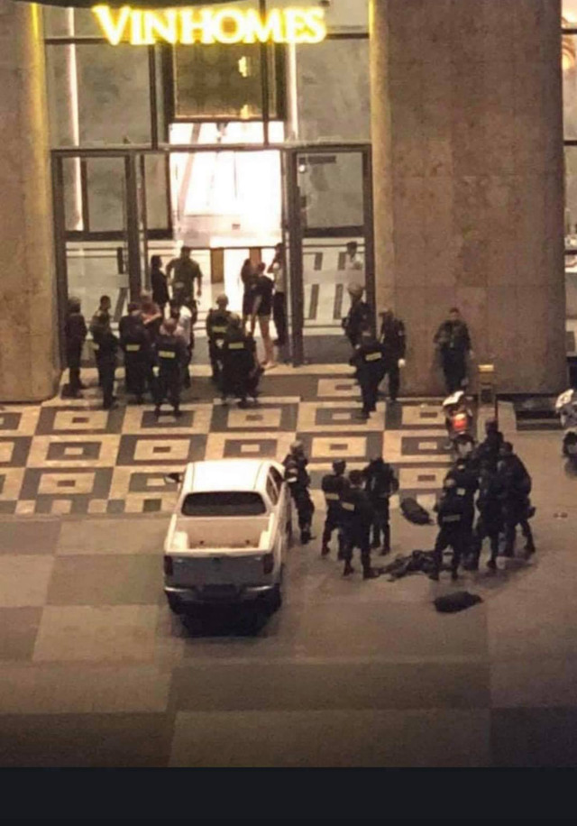 Nghẹt thở cảnh sát dùng quả nổ giải cứu 2 con tin bị chủ tịch công ty khống chế ở Landmark 81 Nghet tho canh sat dung qua no giai cuu 2 con tin bi chu tich cong ty khong che o Landmark 81