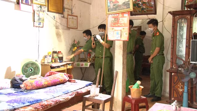 Nguoi phu nu chet ngoai hien, ben canh nguoi dan ong tu vong trong tu the treo co