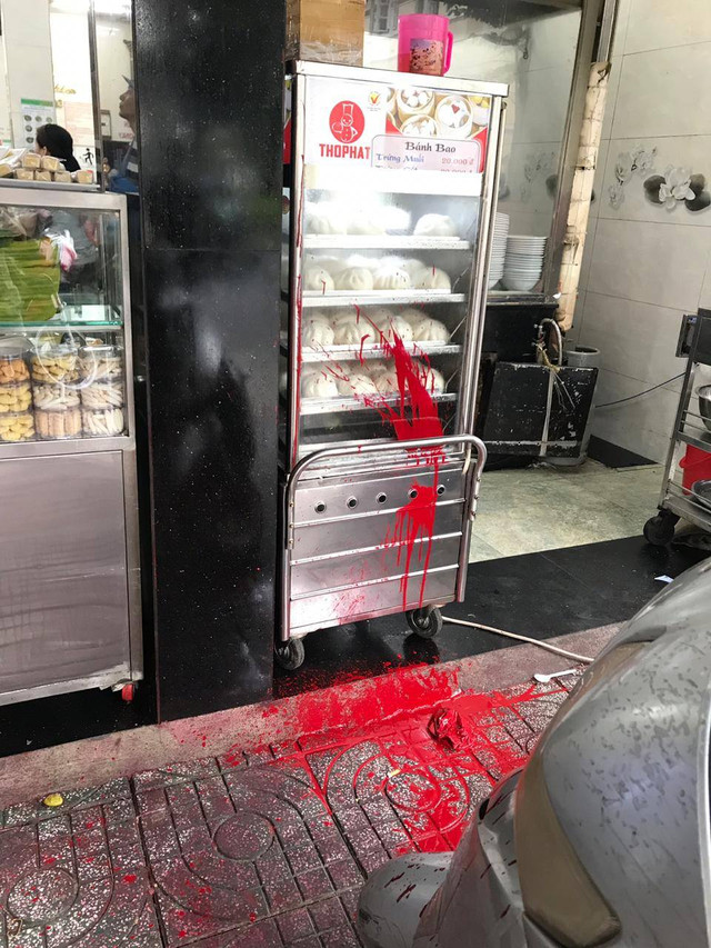 Vụ phở Hòa bị khủng bố bằng mắm tôn, sơn: Bắt em rể chủ quán Vu pho Hoa bi khung bo bang mam ton, son: Bat em re chu quan