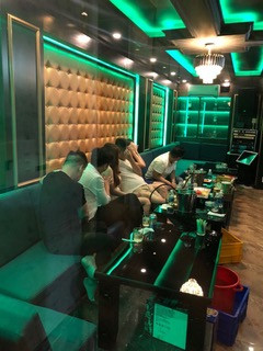 Bắt quả tang 2 tiếp viên 9X của nhà hàng bán dâm giá 5 triệu đồng/lượt - Hình 2 Bat qua tang 2 tiep vien 9X cua nha hang ban dam gia 5 trieu dong/luot-Hinh-2