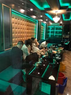 Bat qua tang 2 tiep vien 9X cua nha hang ban dam gia 5 trieu dong/luot-Hinh-2