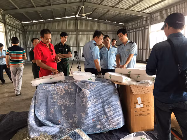 Phat hien 1 container chua 7 tan hang gia mao nhap tu Trung Quoc-Hinh-2