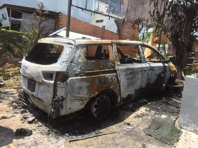 Ném bom xăng đốt ô tô ở quán cà phê lúc rạng sáng Nem bom xang dot o to o quan ca phe luc rang sang