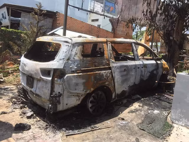 Nem bom xang dot o to o quan ca phe luc rang sang