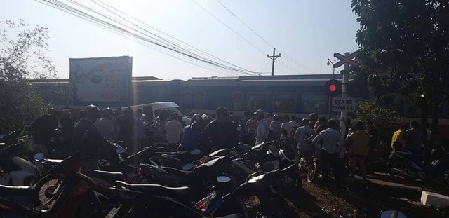 Tau hoa tong o to 16 cho, it nhat 5 nguoi bi thuong-Hinh-5