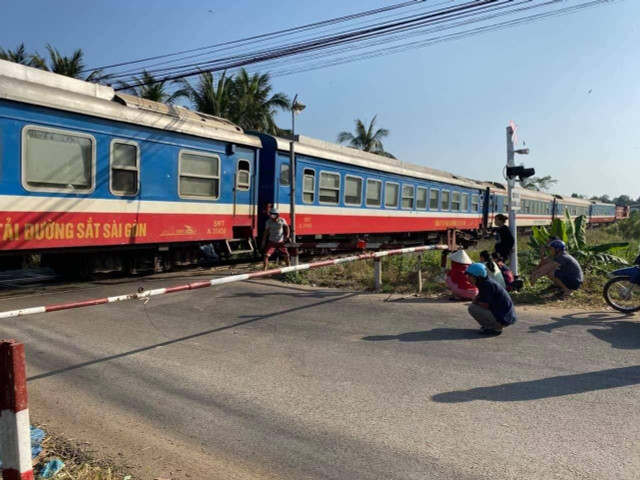 Tau hoa tong o to 16 cho, it nhat 5 nguoi bi thuong-Hinh-3