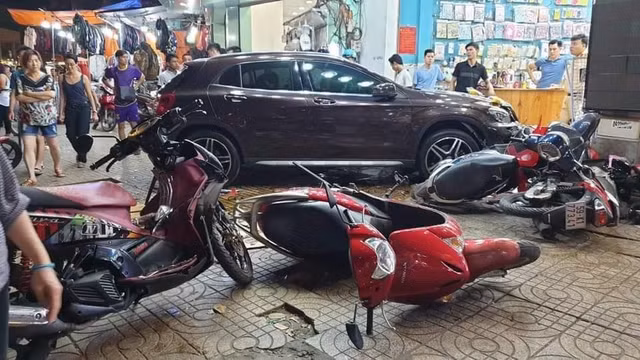 Nguoi phu nu lai xe dien Mercedes gay tai nan hang loat o Sai Gon khai gi?