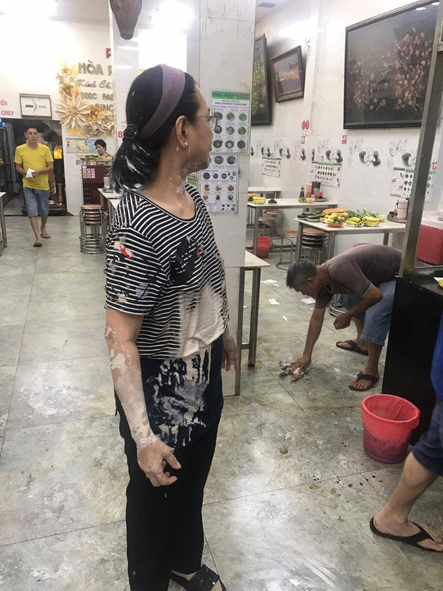 Bắt 4 người 'khủng bố' quán phở Hòa nổi tiếng ở Sài Gòn bằng mắm tôm - Hình 4 Bat 4 nguoi 'khung bo' quan pho Hoa noi tieng o Sai Gon bang mam tom-Hinh-4