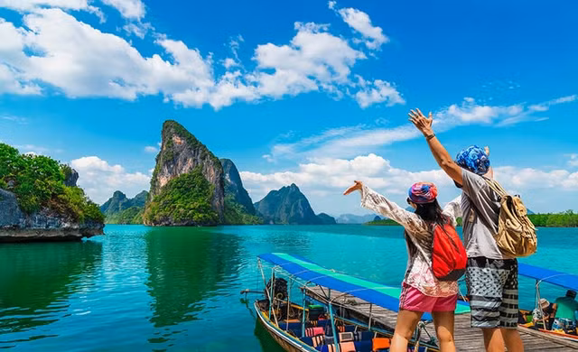 Co phieu nao huong loi khi nganh Du lich mo cua tro lai?-Hinh-2