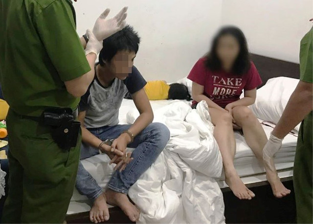 Vợ chồng hờ ở Đà Nẵng bế con 2 tuổi đi… chơi ma tuý Vo chong ho o Da Nang be con 2 tuoi di… choi ma tuy