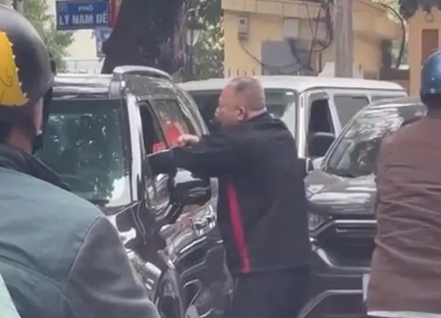 Thông tin bất ngờ vụ tài xế ngồi trong ô tô bị đánh trên phố Hà Nội Thong tin bat ngo vu tai xe ngoi trong o to bi danh tren pho Ha Noi