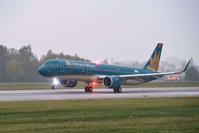 Máy bay Vietnam Airlines bị chảy dầu lênh láng tại sân bay Tân Sơn Nhất May bay Vietnam Airlines bi chay dau lenh lang tai san bay Tan Son Nhat