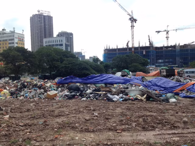 Can canh nui rac chat thanh “nui” giu thu do, mui hoi nong nac