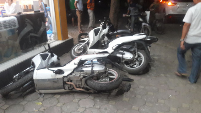 “Ô tô điên” Mazda náo loạn đường phố, gây tai nạn kinh hoàng - Hình 2 “O to dien” Mazda nao loan duong pho, gay tai nan kinh hoang-Hinh-2