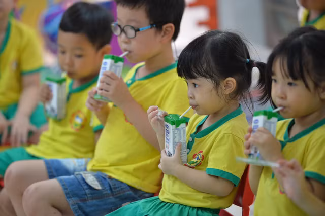 Tram trieu tre em tren the gioi va VN dang huong loi tu sua hoc duong-Hinh-2