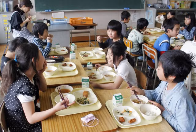 Tram trieu tre em tren the gioi va VN dang huong loi tu sua hoc duong