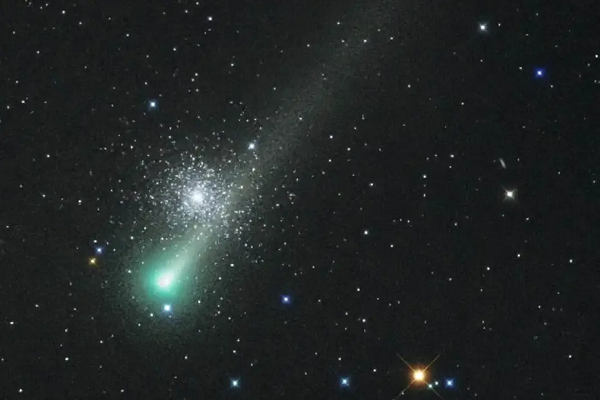 "Sao Giáng sinh” hiếm có bùng nổ trên bầu trời sau 80.000 năm - Hình 7 Leonard cũng là một sao chổi siêu nhanh, lao qua hệ mặt trời với tốc độ 71 km/giây, nhưng trông giống như một vật thể chuyển động chậm do khoảng cách với Trái Đất là rất xa.