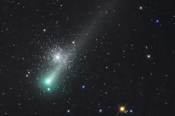 Leonard cũng là một sao chổi siêu nhanh, lao qua hệ mặt trời với tốc độ 71 km/giây, nhưng trông giống như một vật thể chuyển động chậm do khoảng cách với Trái Đất là rất xa.