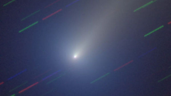 "Sao Giáng sinh” hiếm có bùng nổ trên bầu trời sau 80.000 năm - Hình 5 Nó di chuyển gần mặt trời nhất vào ngày 3/1, cách khoảng 90 triệu km. NASA cho biết nếu sao chổi không tan rã, quỹ đạo sẽ đưa nó vào không gian giữa các vì sao và không bao giờ quay trở lại.