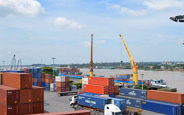 Dang sau giao dich thoai von 'chong vanh' cua VNDirect tai Cang Dong Nai