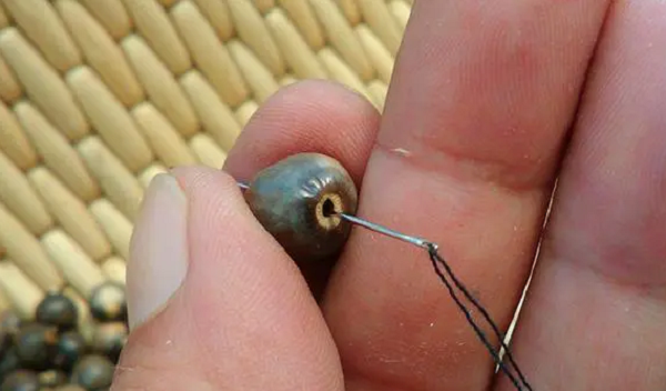 Thực hư 'hạt hút máu người' được làm chuỗi vòng đeo Thuc hu 'hat hut mau nguoi' duoc lam chuoi vong deo