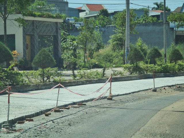 Dong Xoai (Binh Phuoc): Vi sao duong Ho Xuan Huong cu sua lai hong?-Hinh-14