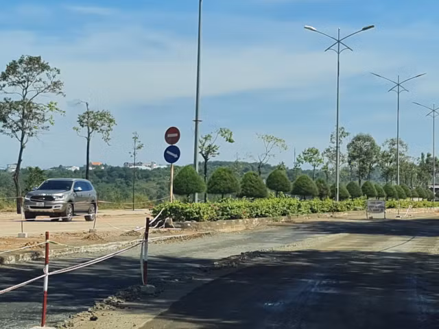 Dong Xoai (Binh Phuoc): Vi sao duong Ho Xuan Huong cu sua lai hong?-Hinh-12