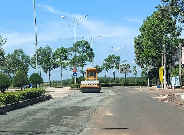 Dong Xoai (Binh Phuoc): Vi sao duong Ho Xuan Huong cu sua lai hong?-Hinh-4