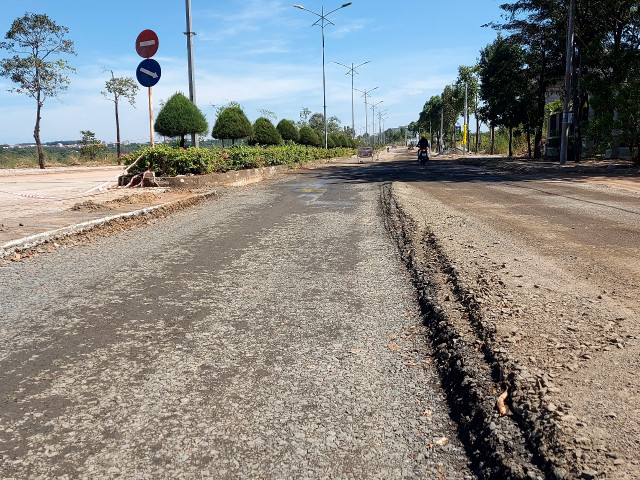 Dong Xoai (Binh Phuoc): Vi sao duong Ho Xuan Huong cu sua lai hong?-Hinh-8
