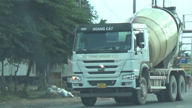 Binh Phuoc: Xe qua tai thi nhau chay vao Cong ty Co phan Be tong Hoang Cat-Hinh-4