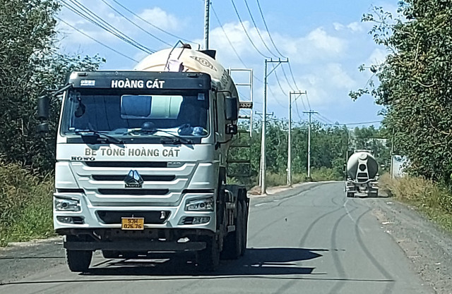 Binh Phuoc: Xe qua tai thi nhau chay vao Cong ty Co phan Be tong Hoang Cat-Hinh-6
