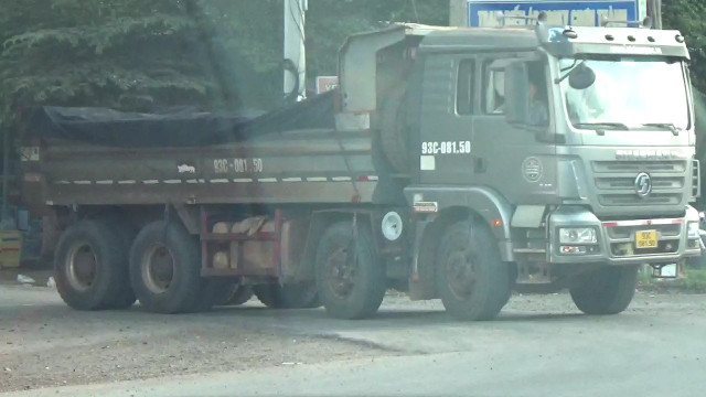 Binh Phuoc: Xe qua tai thi nhau chay vao Cong ty Co phan Be tong Hoang Cat-Hinh-5