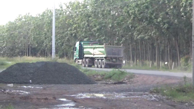 Binh Phuoc: Xe qua tai thi nhau chay vao Cong ty Co phan Be tong Hoang Cat-Hinh-3