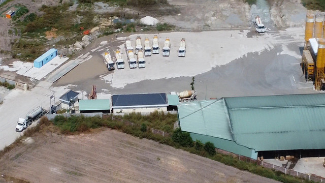 Binh Phuoc: Xe qua tai thi nhau chay vao Cong ty Co phan Be tong Hoang Cat-Hinh-9