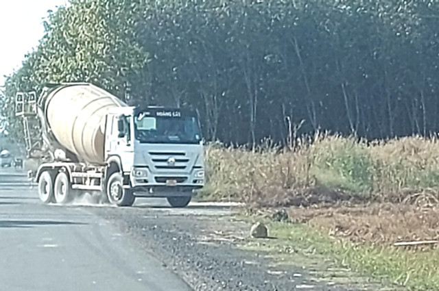 Binh Phuoc: Xe qua tai thi nhau chay vao Cong ty Co phan Be tong Hoang Cat-Hinh-8