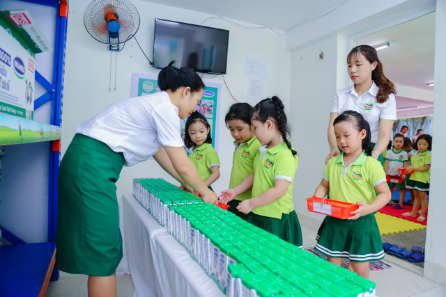 No luc tham lang cua thay co vi niem vui uong sua cua hoc sinh-Hinh-4