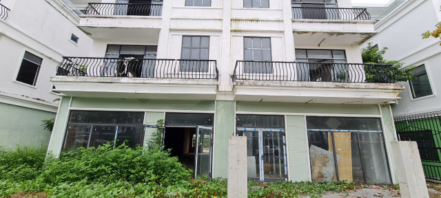 Cận cảnh loạt shophouse chục tỷ bỏ hoang ở Đà Nẵng - Hình 12 Can canh loat shophouse chuc ty bo hoang o Da Nang-Hinh-12