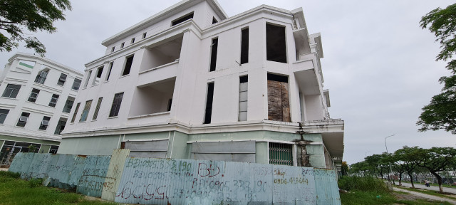 Cận cảnh loạt shophouse chục tỷ bỏ hoang ở Đà Nẵng - Hình 14 Can canh loat shophouse chuc ty bo hoang o Da Nang-Hinh-14