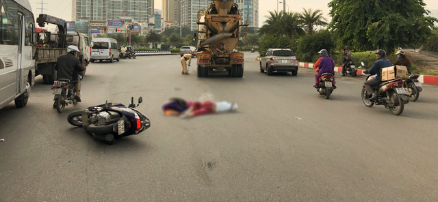 Hai mẹ con bị xe bồn cán tử vong thương tâm Hai me con bi xe bon can tu vong thuong tam