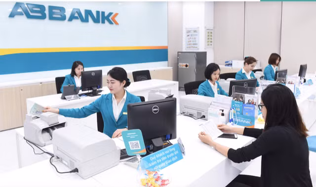 Tien gui khach hang giam va no xau tang, ABBank van lai rong 326 ty quy 3