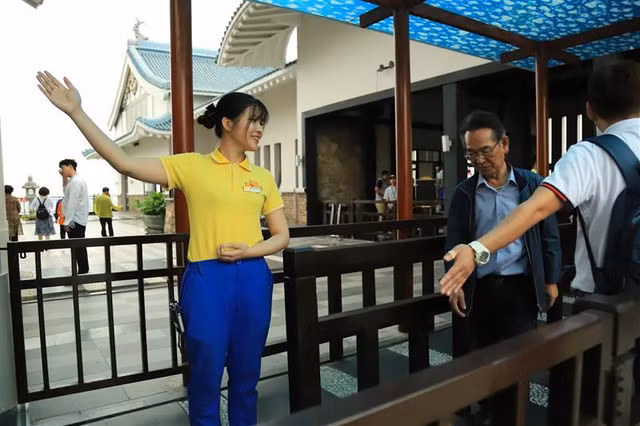 Hanh trinh “cham den trai tim du khach” can bat dau bang “nu cuoi”