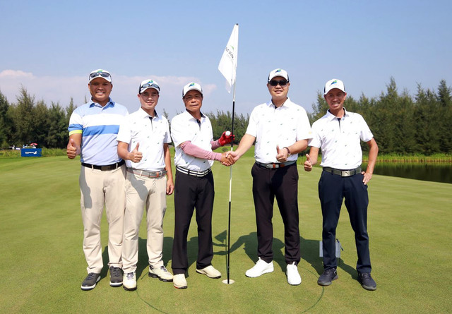 Golfer nhận thưởng 4 chiếc Mercedes vì đánh 1 gậy vào lỗ Golfer nhan thuong 4 chiec Mercedes vi danh 1 gay vao lo