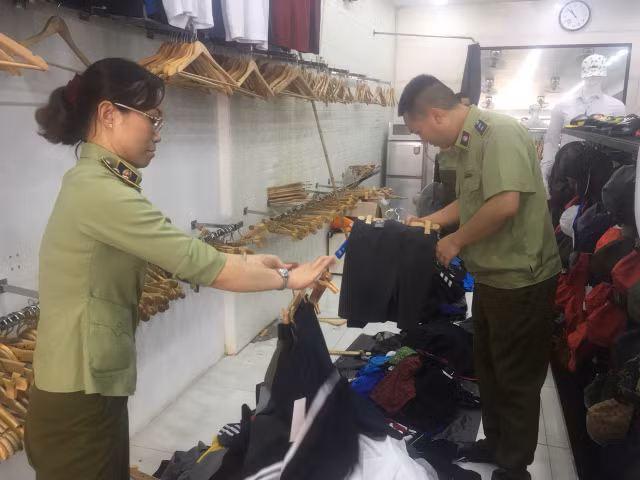 Tam giu hon 1.600 san pham nghi nhai thuong hieu Burrbery, Nike, Adidas, Gucci, Chanel, LV-Hinh-8