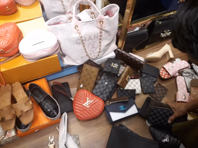 Tam giu hon 1.600 san pham nghi nhai thuong hieu Burrbery, Nike, Adidas, Gucci, Chanel, LV-Hinh-7