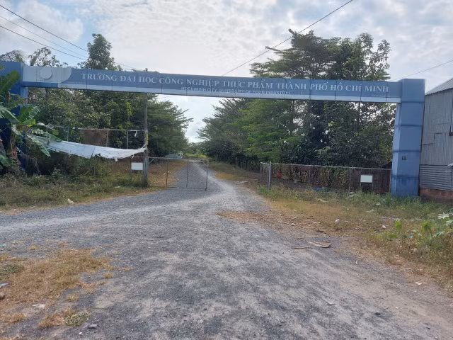 Trà Vinh: Xót xa ngôi trường đầu tư hàng chục tỷ đồng từ tiền ngân sách lại bỏ hoang? Tra Vinh: Xot xa ngoi truong dau tu hang chuc ty dong tu tien ngan sach lai bo hoang?